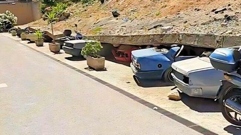 Palermo: il &quot;Muro del pianto&quot; delle auto sepolte, dopo 30 anni &egrave; ancora l&igrave; 