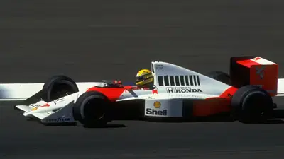 F1. GP Brasile, Hamilton a bordo della McLaren MP4/5B di Ayrton Senna