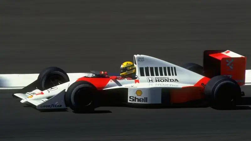 F1. GP Brasile, Hamilton a bordo della McLaren MP4/5B di Ayrton Senna
