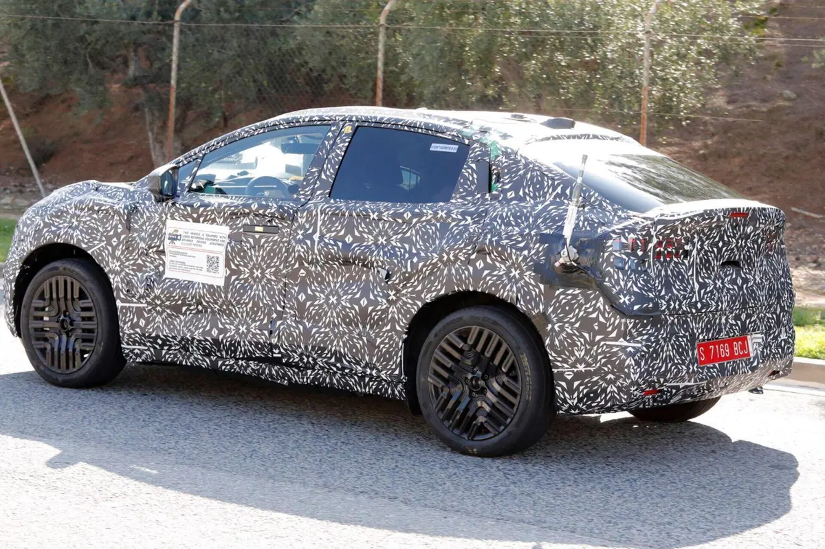 Nuova Nissan Leaf: la terza generazione sarà “Made in France” [Foto Spia] (2)
