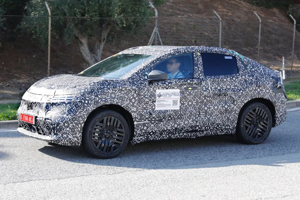 Nuova Nissan Leaf: la terza generazione sarà “Made in France” [Foto Spia] (7)
