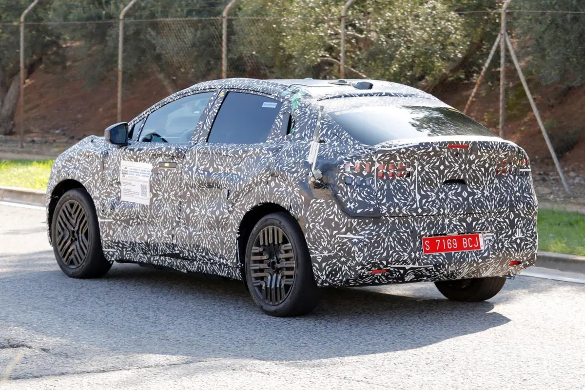 Nuova Nissan Leaf: la terza generazione sarà “Made in France” [Foto Spia] (8)