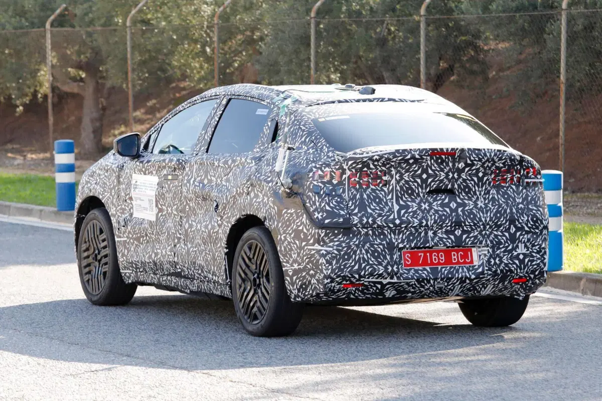 Nuova Nissan Leaf: la terza generazione sarà “Made in France” [Foto Spia] (9)