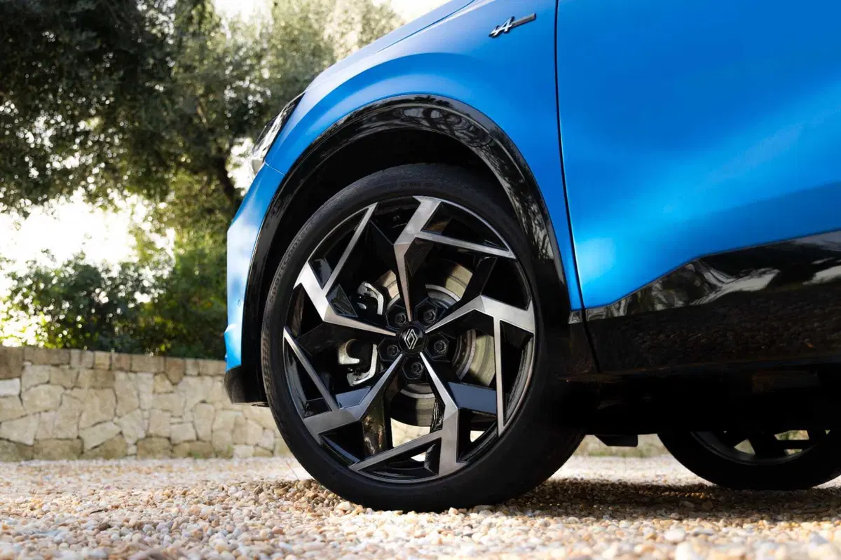 Renault Rafale: come va su strada la 4x4 da 300 CV [VIDEO] (11)