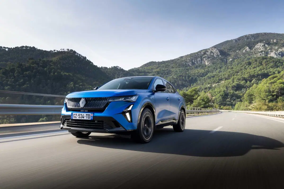 Renault Rafale: come va su strada la 4x4 da 300 CV [VIDEO] (15)