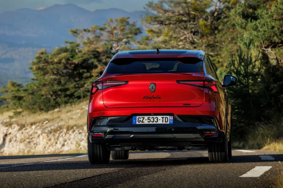 Renault Rafale: come va su strada la 4x4 da 300 CV [VIDEO] (19)