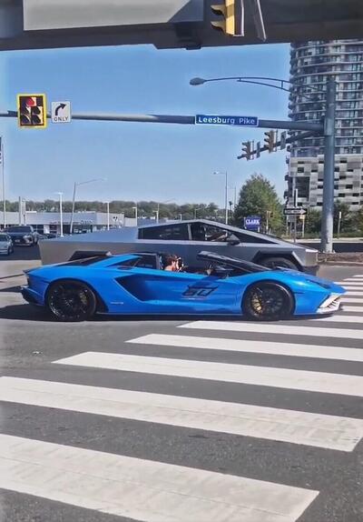 La Drag Race improvvisata fra un Cybertruck e Lambo Aventador... finisce male [VIDEO]