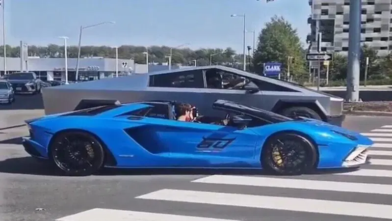 La Drag Race improvvisata fra un Cybertruck e Lambo Aventador... finisce male [VIDEO]