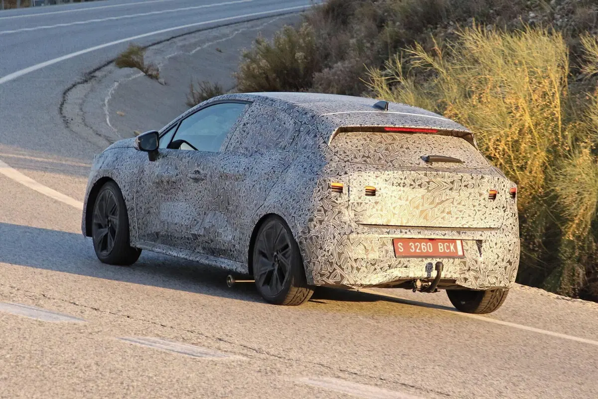 Nuova Renault Clio: avvistata la sesta generazione, sarà anche elettrica? [Foto Spia] (2)