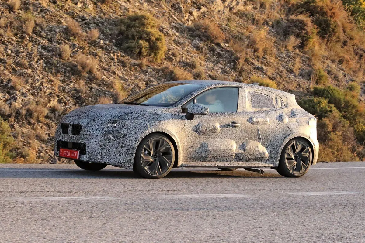 Nuova Renault Clio: avvistata la sesta generazione, sarà anche elettrica? [Foto Spia] (3)