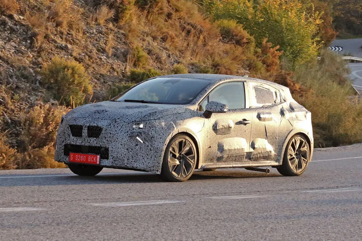 Nuova Renault Clio: avvistata la sesta generazione, sarà anche elettrica? [Foto Spia] (5)