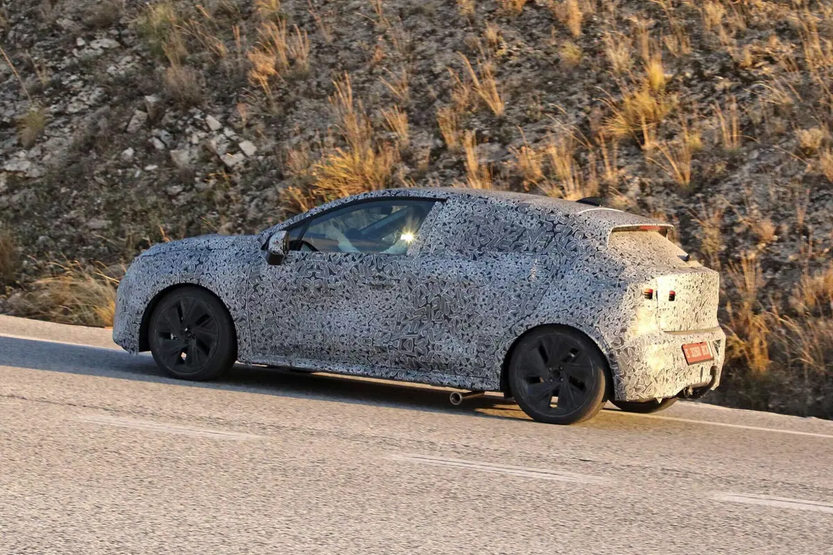 Nuova Renault Clio: avvistata la sesta generazione, sarà anche elettrica? [Foto Spia] (4)