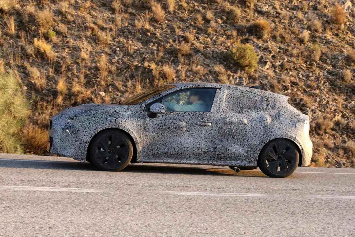 Nuova Renault Clio: avvistata la sesta generazione, sarà anche elettrica? [Foto Spia] (6)
