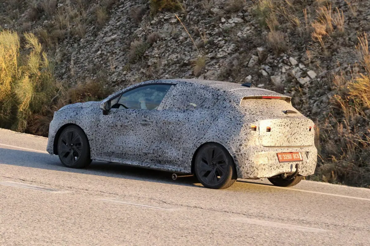 Nuova Renault Clio: avvistata la sesta generazione, sarà anche elettrica? [Foto Spia] (7)