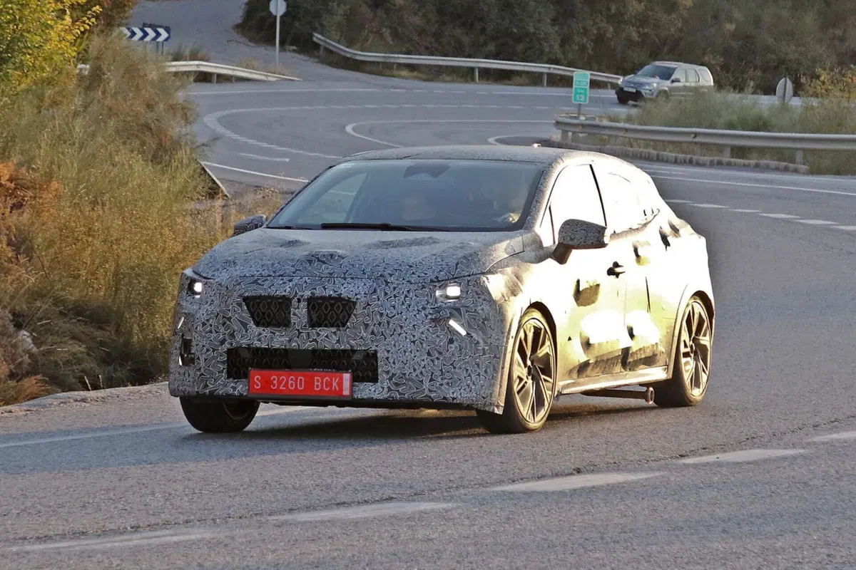 Nuova Renault Clio: avvistata la sesta generazione, sarà anche elettrica? [Foto Spia] (8)