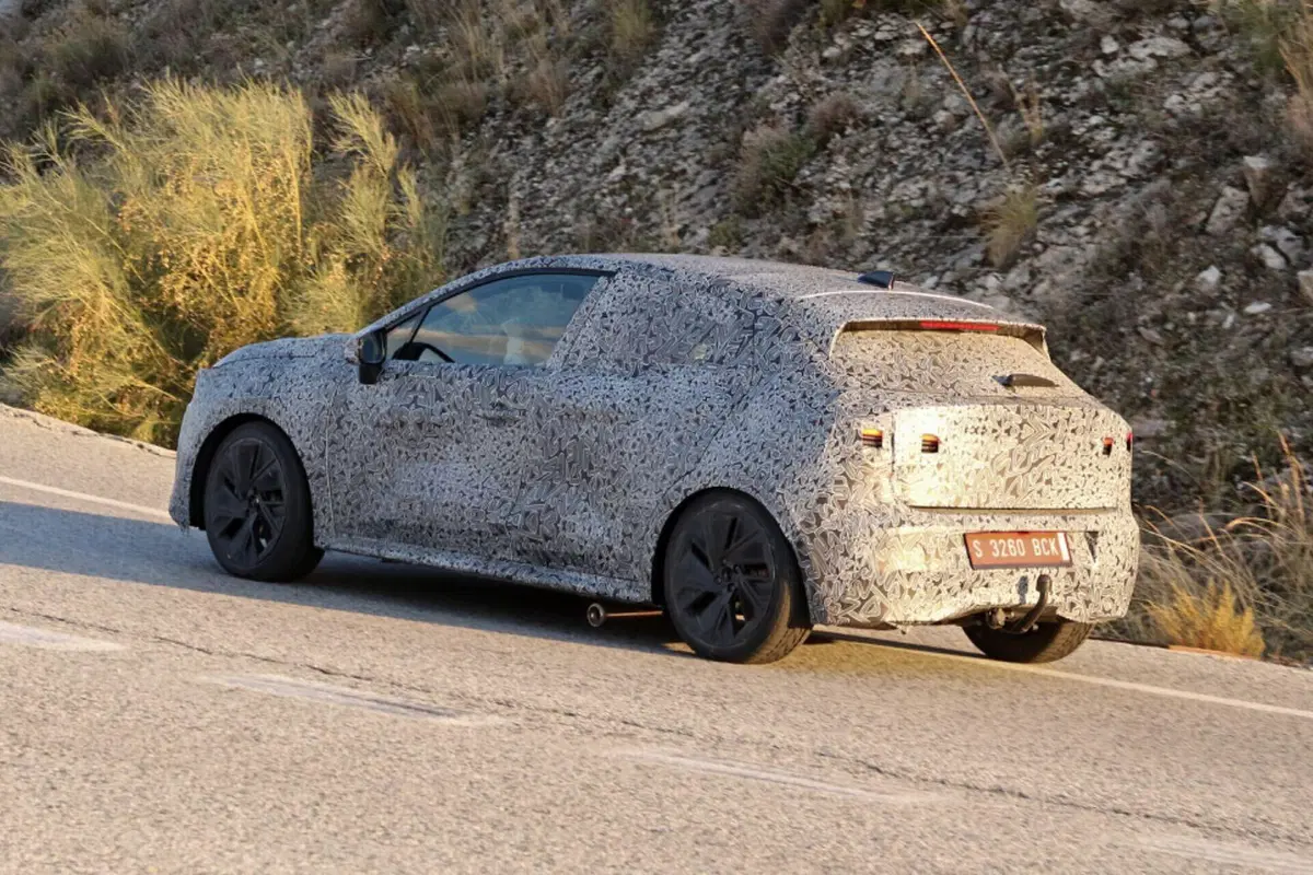 Nuova Renault Clio: avvistata la sesta generazione, sarà anche elettrica? [Foto Spia] (9)
