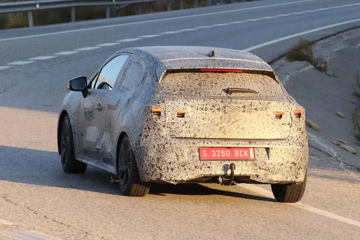 Nuova Renault Clio: avvistata la sesta generazione, sarà anche elettrica? [Foto Spia] (10)