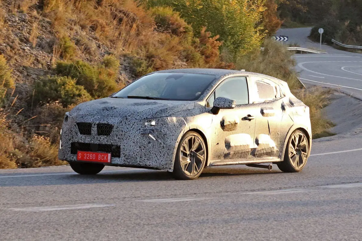 Nuova Renault Clio: avvistata la sesta generazione, sarà anche elettrica? [Foto Spia] (11)