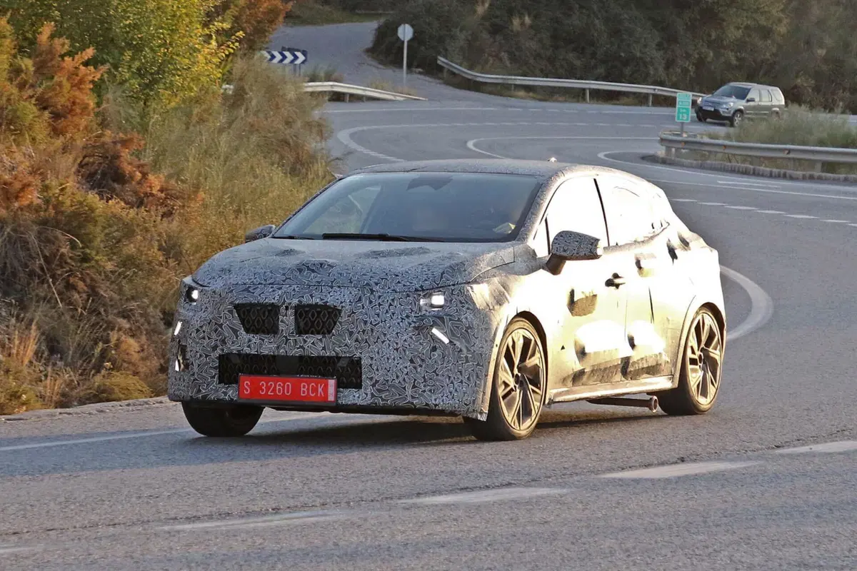 Nuova Renault Clio: avvistata la sesta generazione, sarà anche elettrica? [Foto Spia] (12)