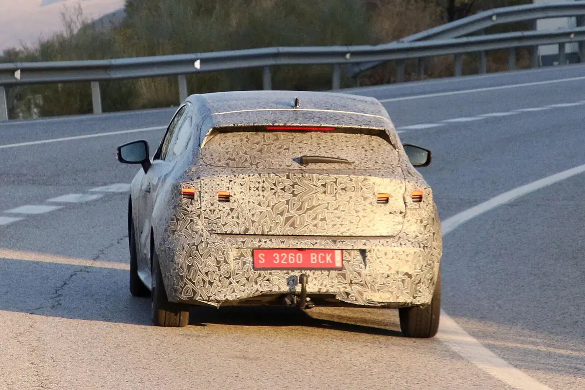 Nuova Renault Clio: avvistata la sesta generazione, sarà anche elettrica? [Foto Spia] (13)
