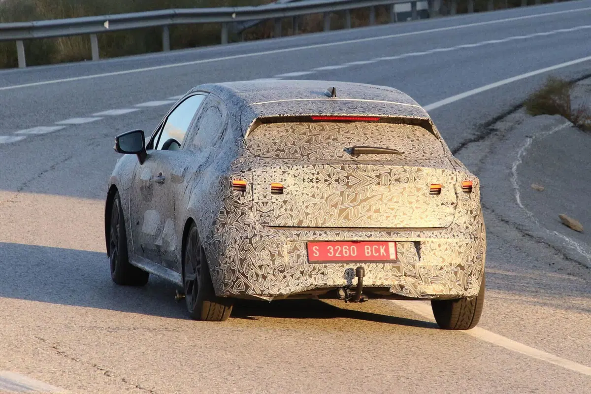 Nuova Renault Clio: avvistata la sesta generazione, sarà anche elettrica? [Foto Spia] (14)