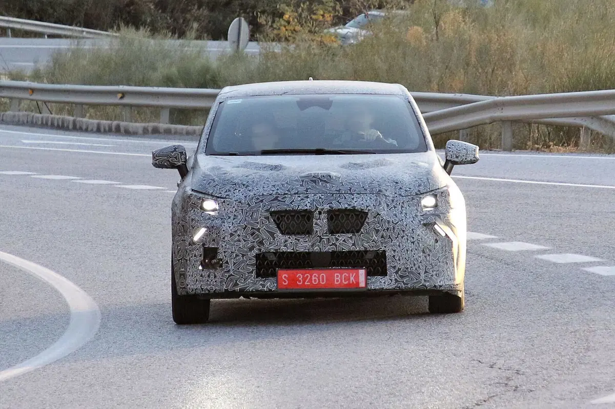 Nuova Renault Clio: avvistata la sesta generazione, sarà anche elettrica? [Foto Spia] (15)