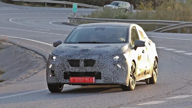 Nuova Renault Clio: avvistata la sesta generazione, sar&agrave; anche elettrica? [Foto Spia]
