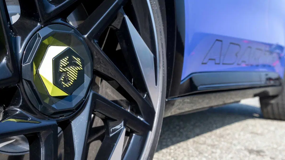 Abarth 600e 54kWh Scorpionissima 280cv (25)
