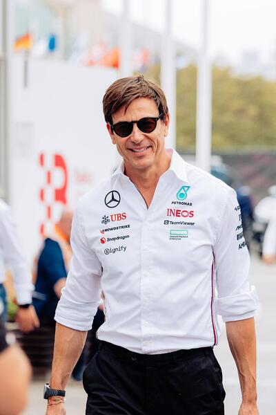 F1. Toto Wolff e l&#039;addio di Hamilton per la Ferrari: &quot;L&#039;avessi saputo prima, avrei potuto portare Leclerc in Mercedes&quot;. E quella telefonata di Carlos Sainz Senior...