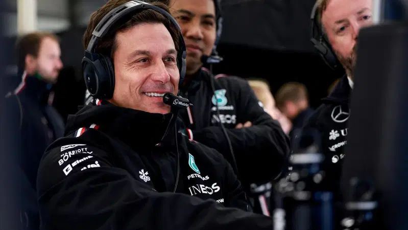 F1. Toto Wolff e l'addio di Hamilton per la Ferrari: "L'avessi saputo prima, avrei potuto portare Leclerc in Mercedes". E quella telefonata di Carlos Sainz Senior...