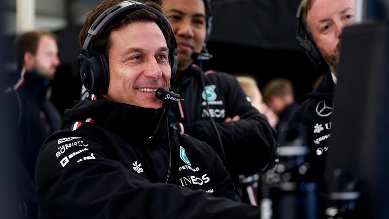 F1. Toto Wolff e l&#039;addio di Hamilton per la Ferrari: &quot;L&#039;avessi saputo prima, avrei potuto portare Leclerc in Mercedes&quot;. E quella telefonata di Carlos Sainz Senior...