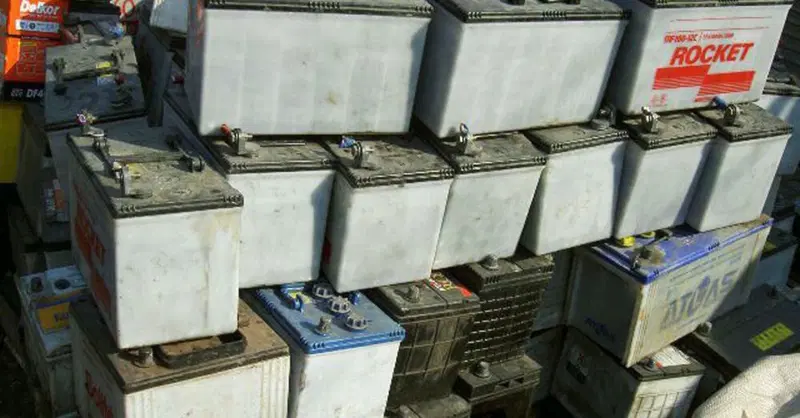 Come e dove smaltire la batteria dell'auto: le cautele e gli obblighi di legge