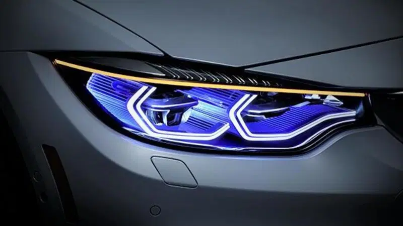 Facciamo luce per bene: come lucidare i fari opachi dell'auto