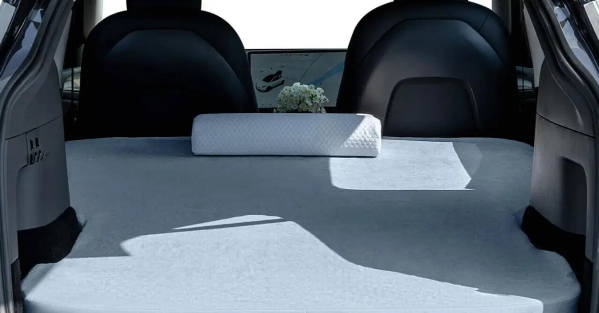 Tesla Model Y: come funziona il materasso gonfiabile [VIDEO]