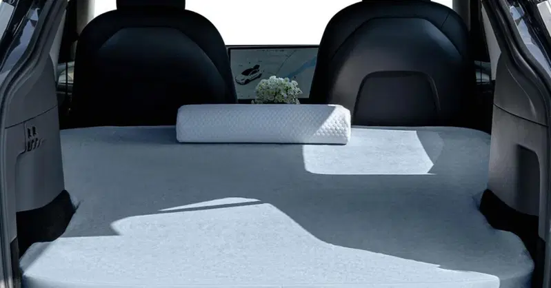Tesla Model Y: come funziona il materasso gonfiabile [VIDEO]