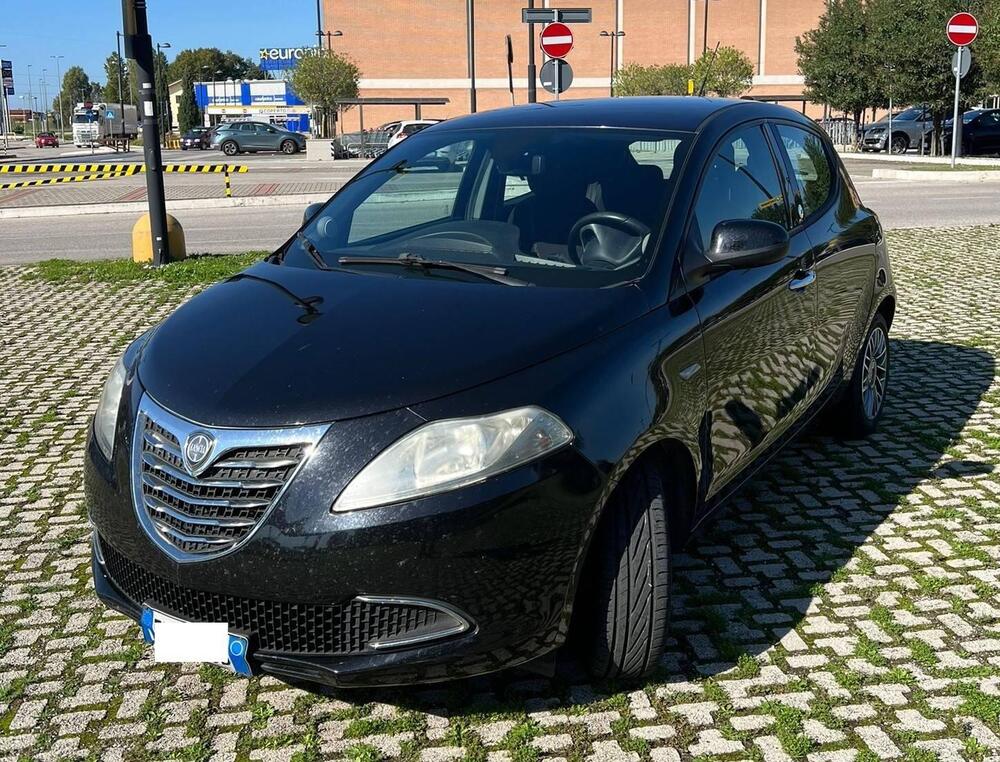 Lancia Ypsilon usata a Latina