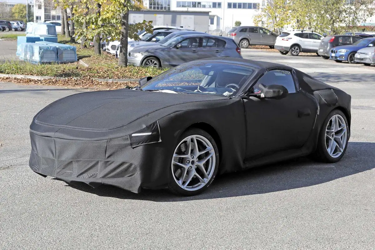 Ferrari si prepara al futuro con l'erede della Roma [Foto Spia] (4)