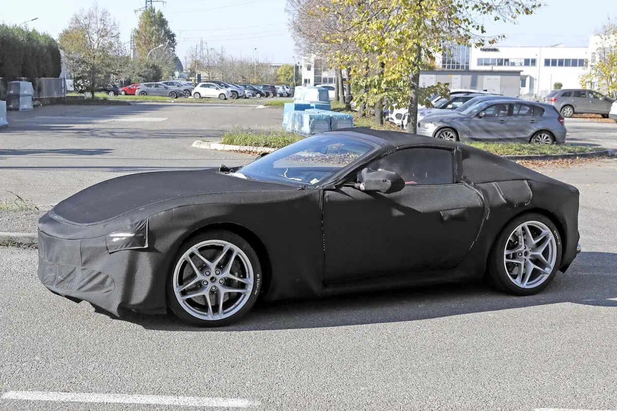 Ferrari si prepara al futuro con l'erede della Roma [Foto Spia] (7)