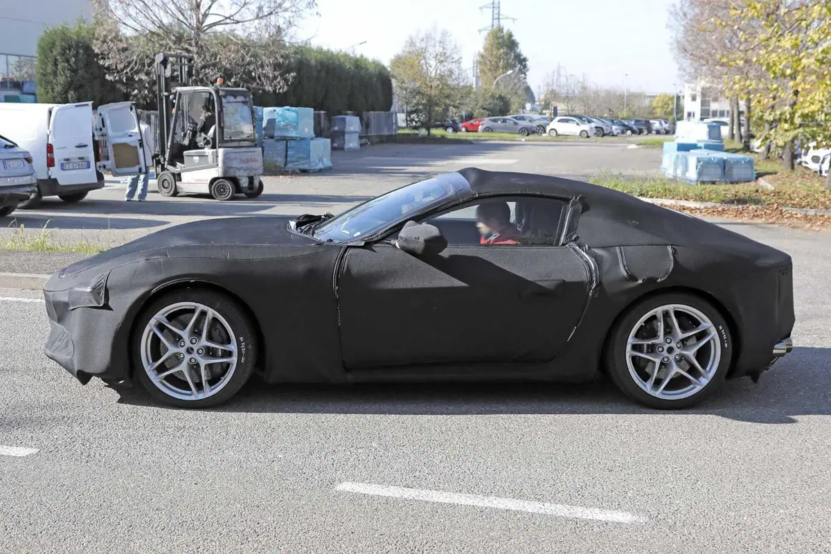 Ferrari si prepara al futuro con l'erede della Roma [Foto Spia] (8)