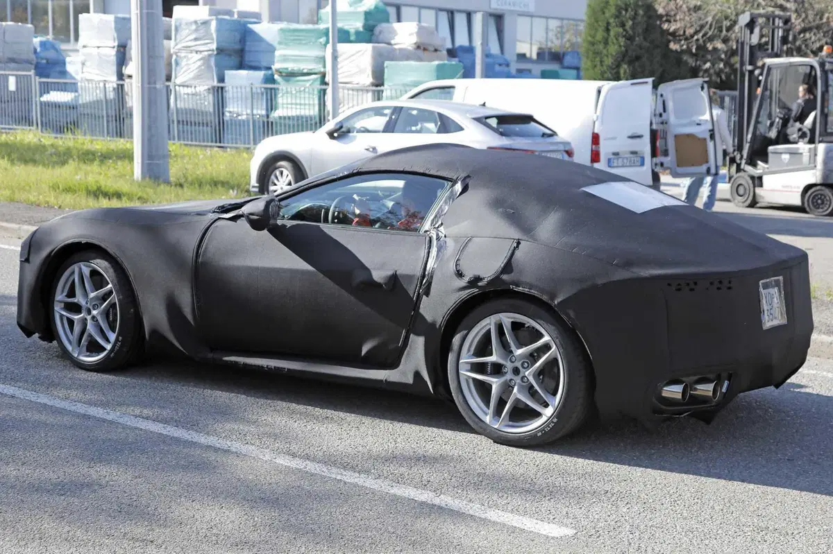 Ferrari si prepara al futuro con l'erede della Roma [Foto Spia] (9)