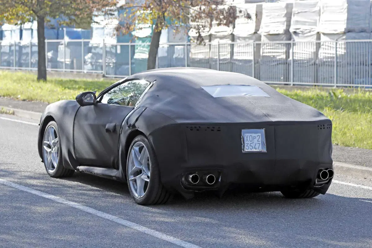 Ferrari si prepara al futuro con l'erede della Roma [Foto Spia] (13)