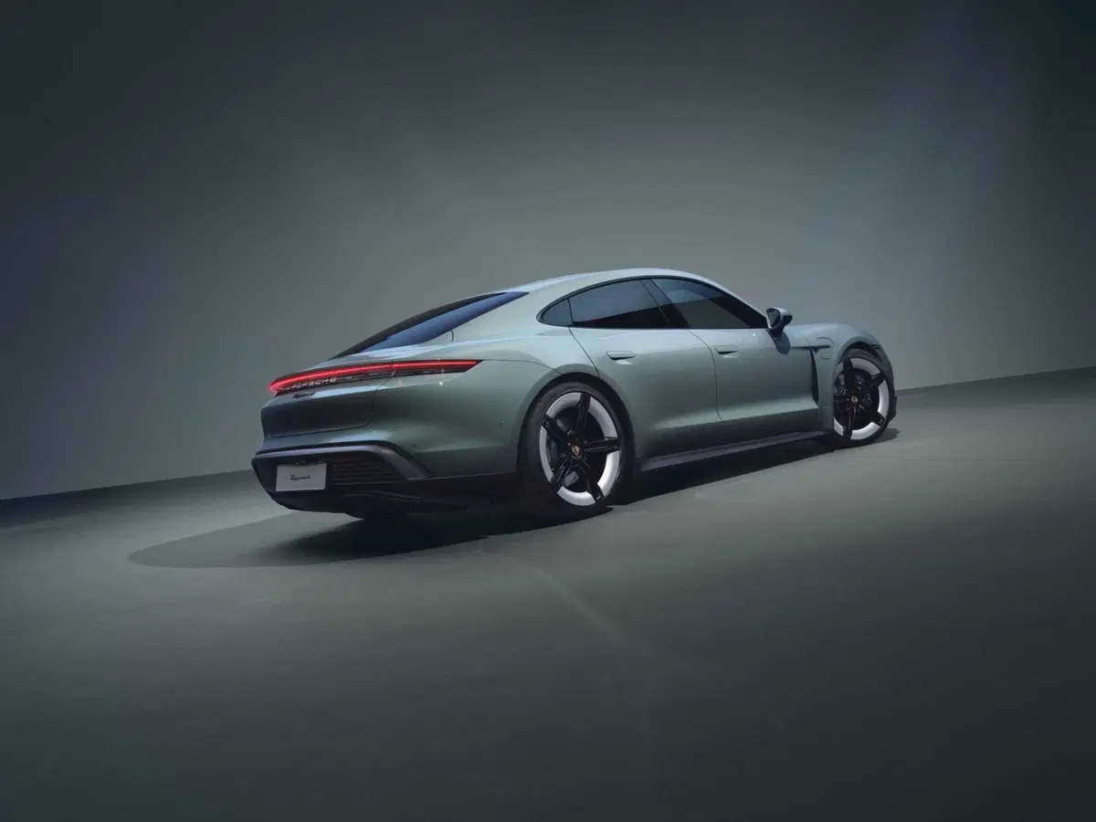 Porsche Taycan: sono tre le nuove versioni, ma l'elettrico non decolla (2)