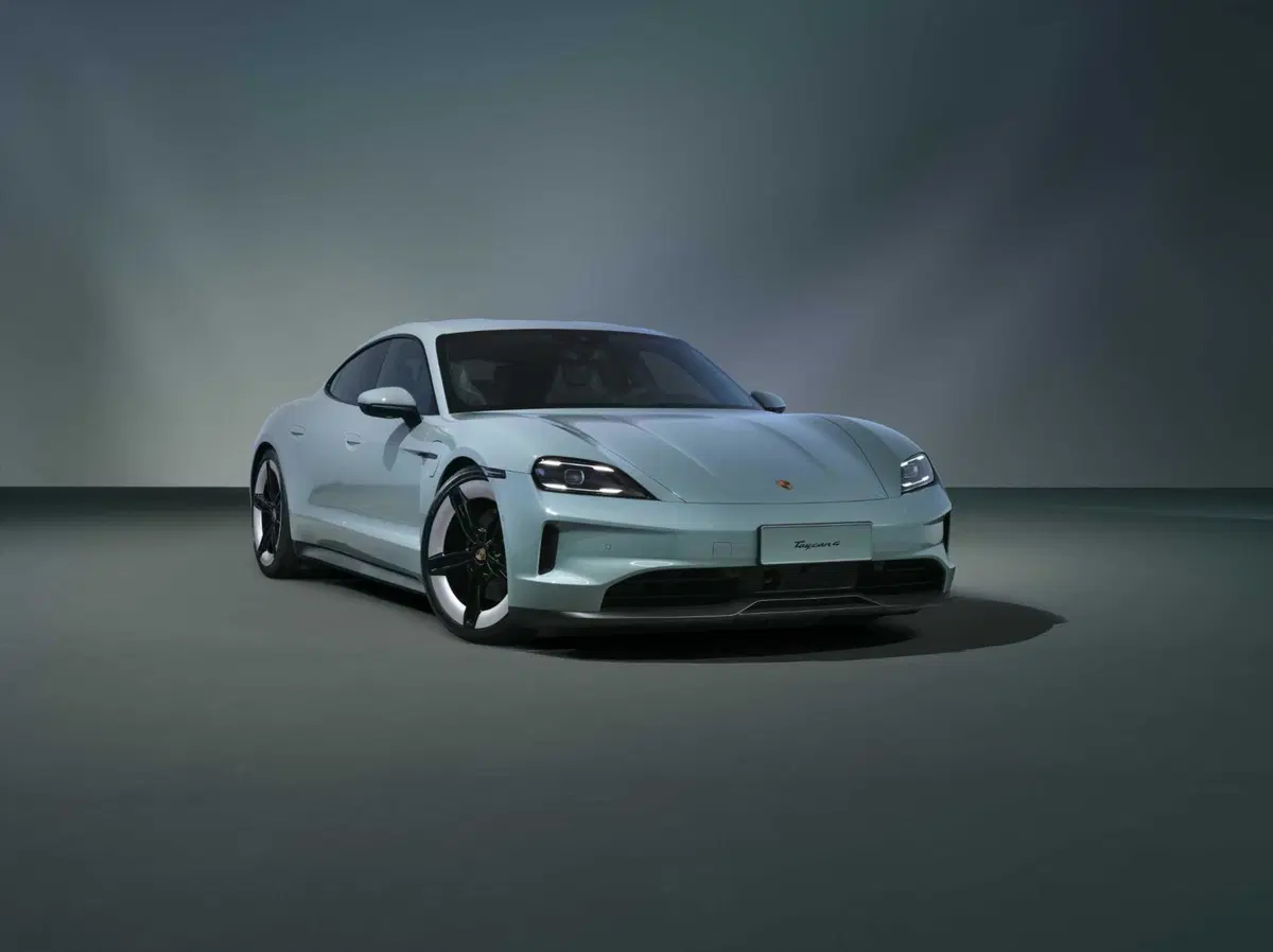 Porsche Taycan: sono tre le nuove versioni, ma l'elettrico non decolla