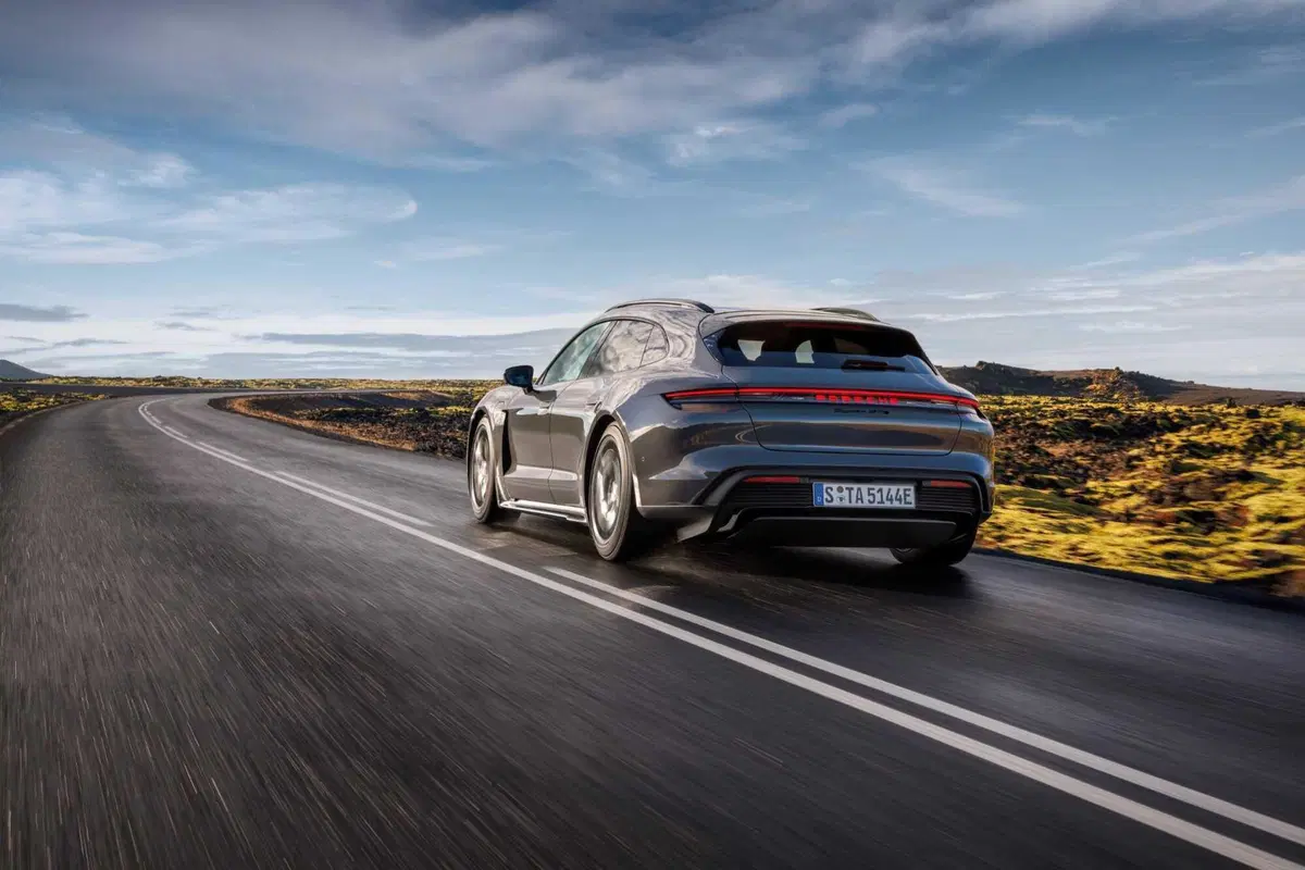 Porsche Taycan: sono tre le nuove versioni, ma l'elettrico non decolla (4)