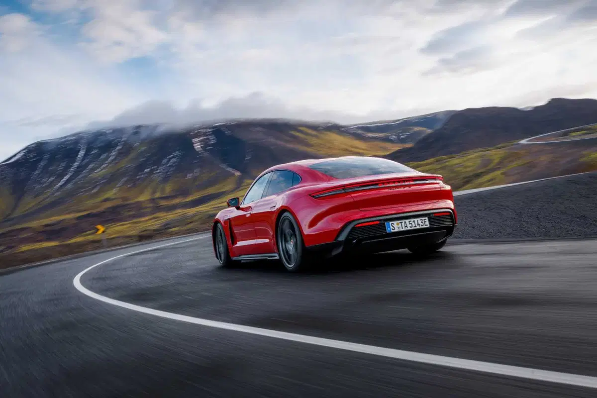 Porsche Taycan: sono tre le nuove versioni, ma l'elettrico non decolla (7)