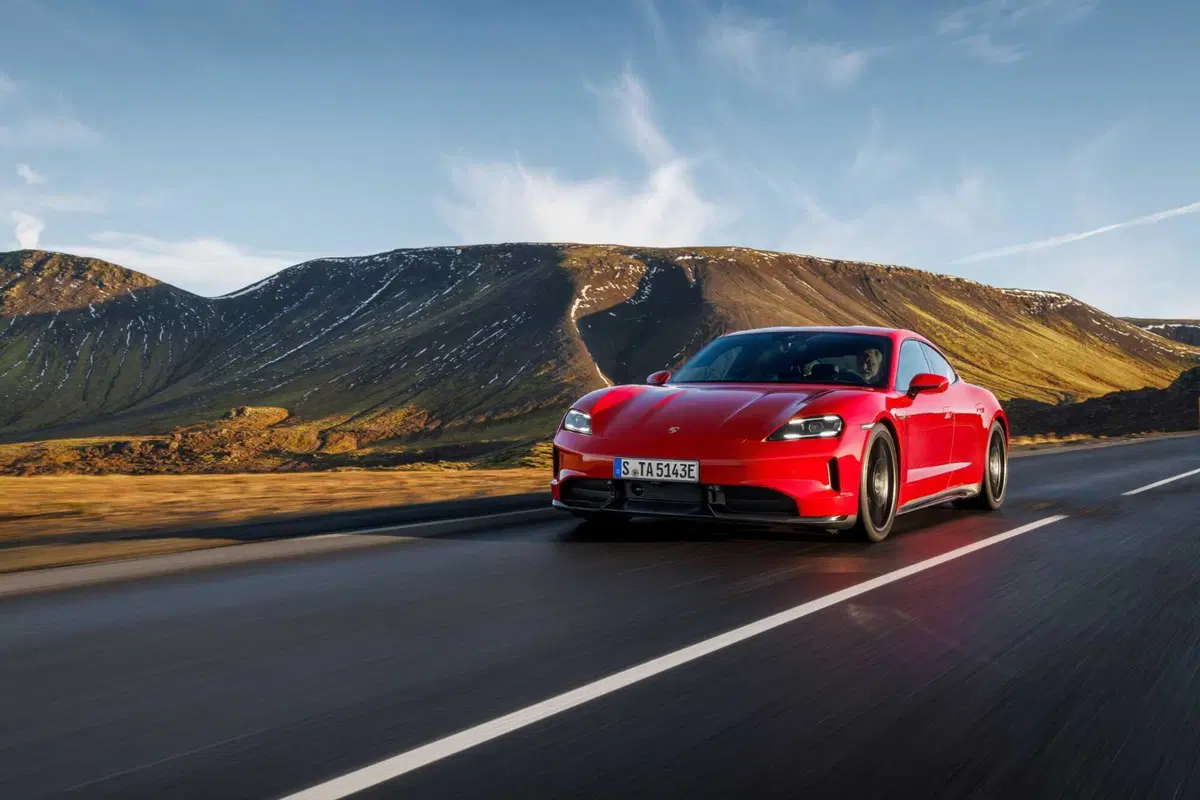 Porsche Taycan: sono tre le nuove versioni, ma l'elettrico non decolla (6)