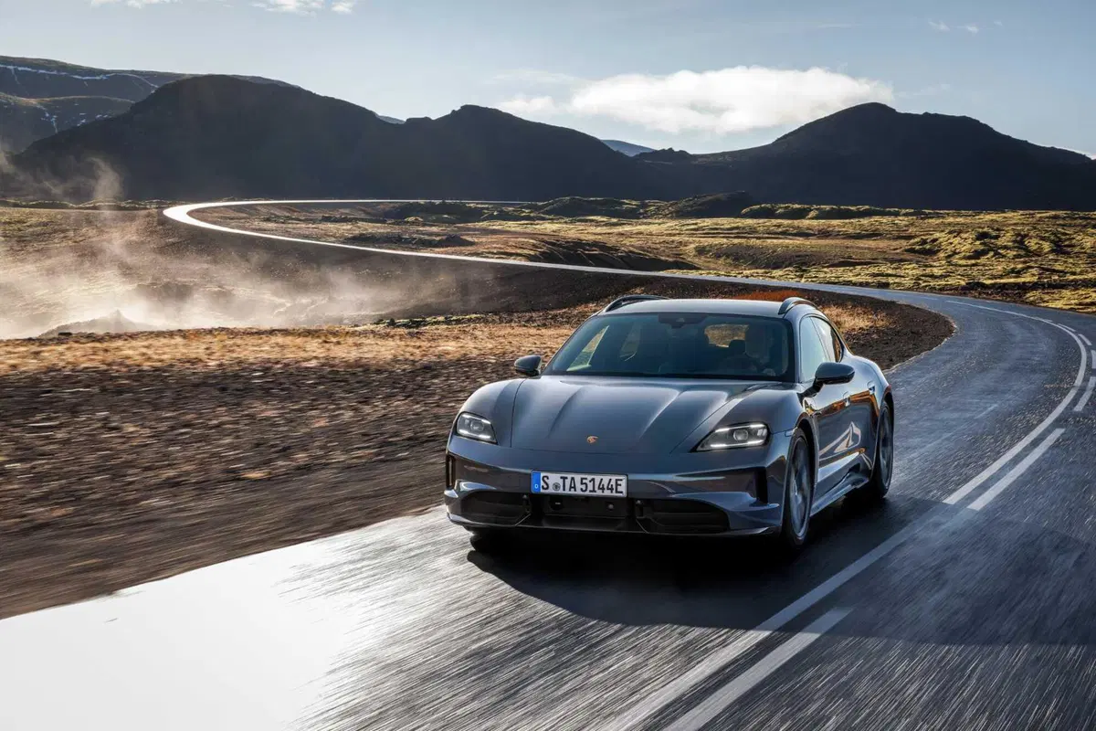 Porsche Taycan: sono tre le nuove versioni, ma l'elettrico non decolla (3)