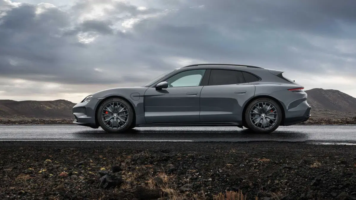 Porsche Taycan: sono tre le nuove versioni, ma l'elettrico non decolla (5)