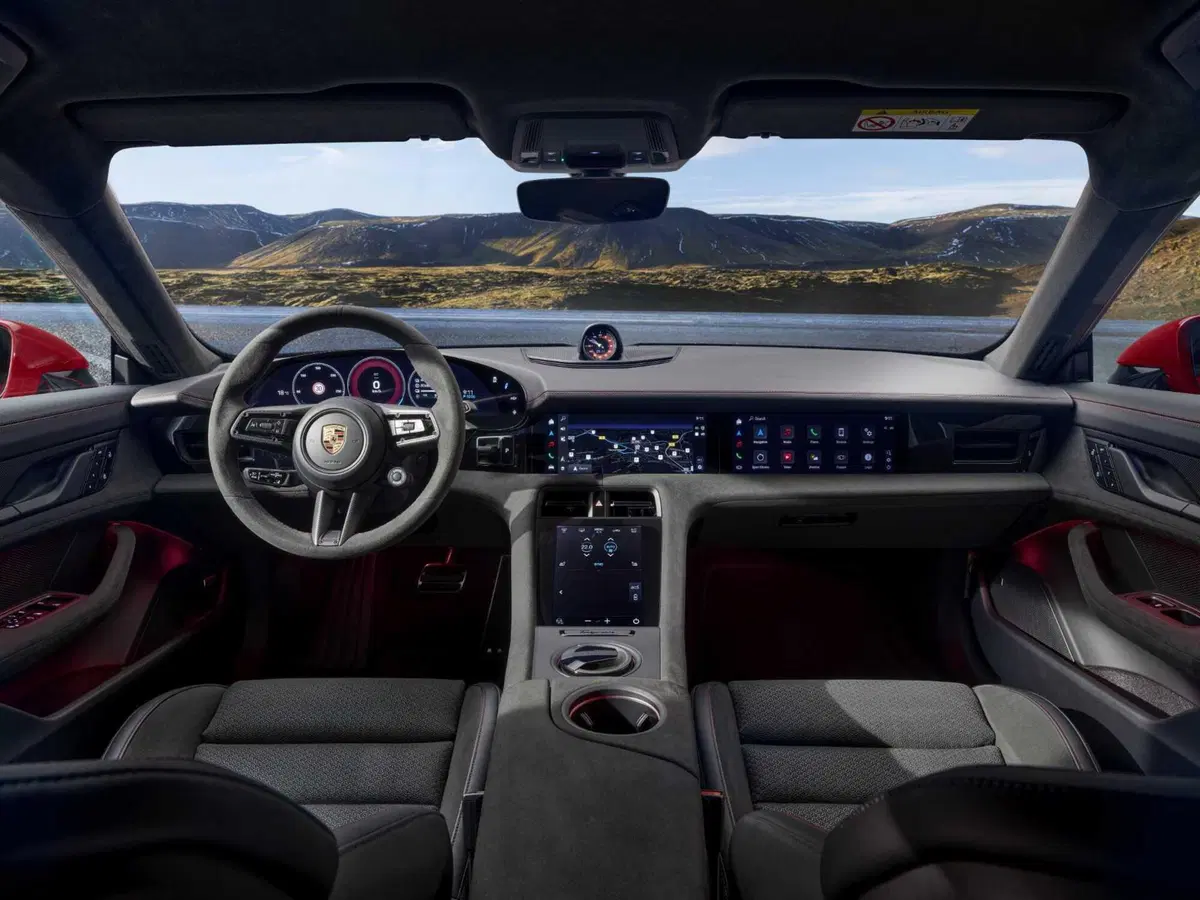 Porsche Taycan: sono tre le nuove versioni, ma l'elettrico non decolla (8)