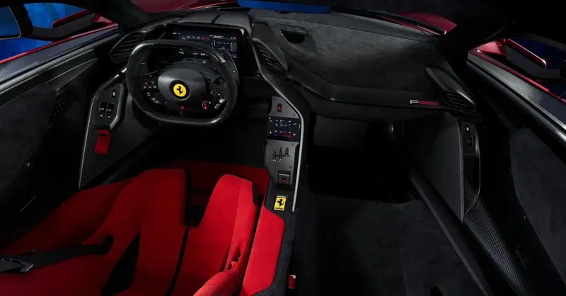 La Ferrari F80: guarda il sedile del guidatore, &egrave; una "monoposto"? 